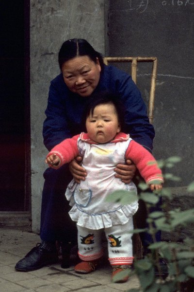 china-chengdu-proud-parent