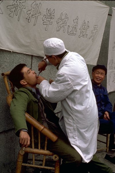 china-chengdu-street-dentistry