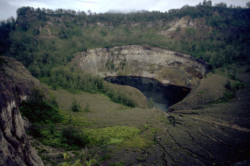 indonesia-keli-mutu-blue-crater